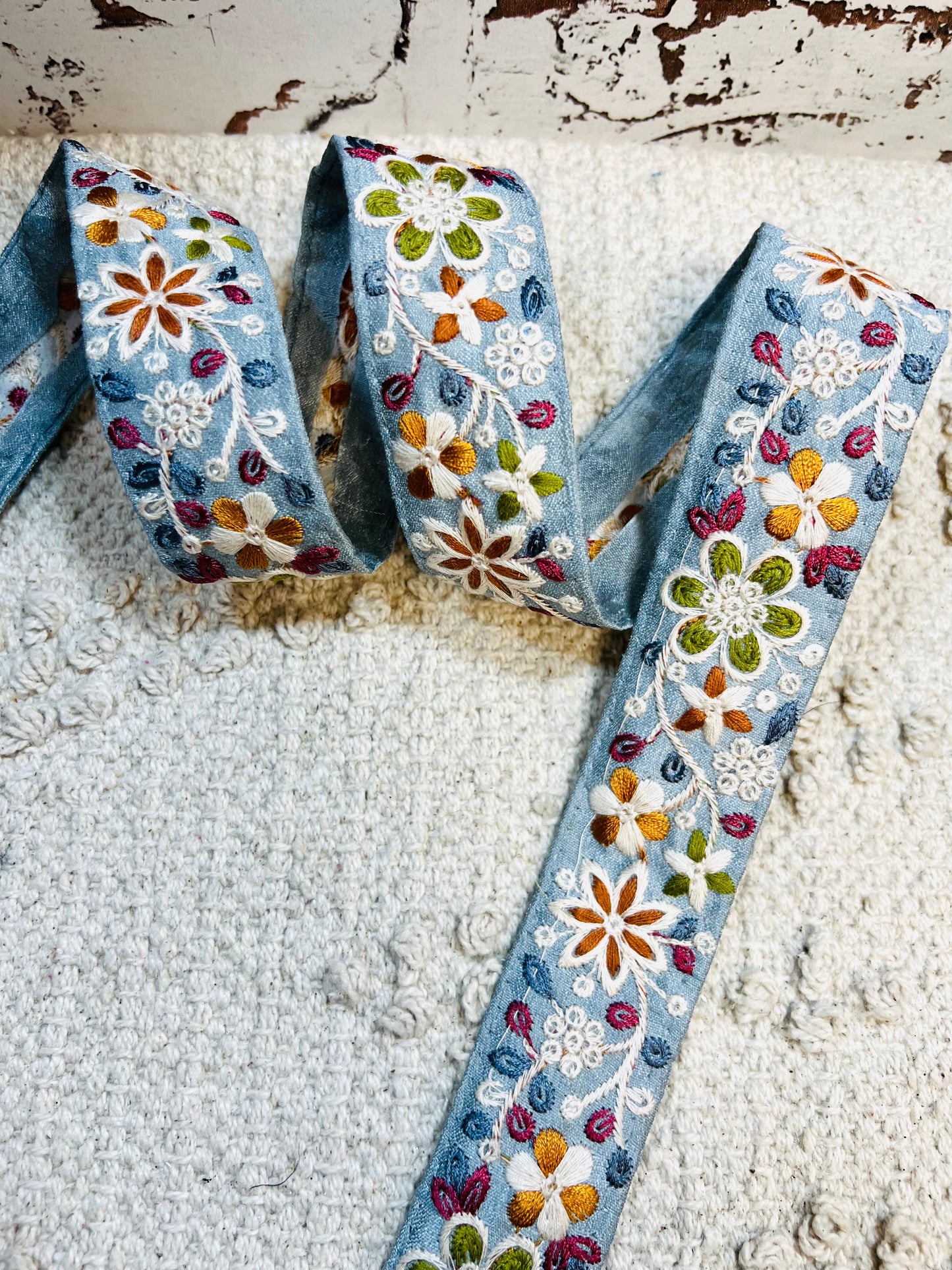 Galon bleu broderie fleurs multicolores