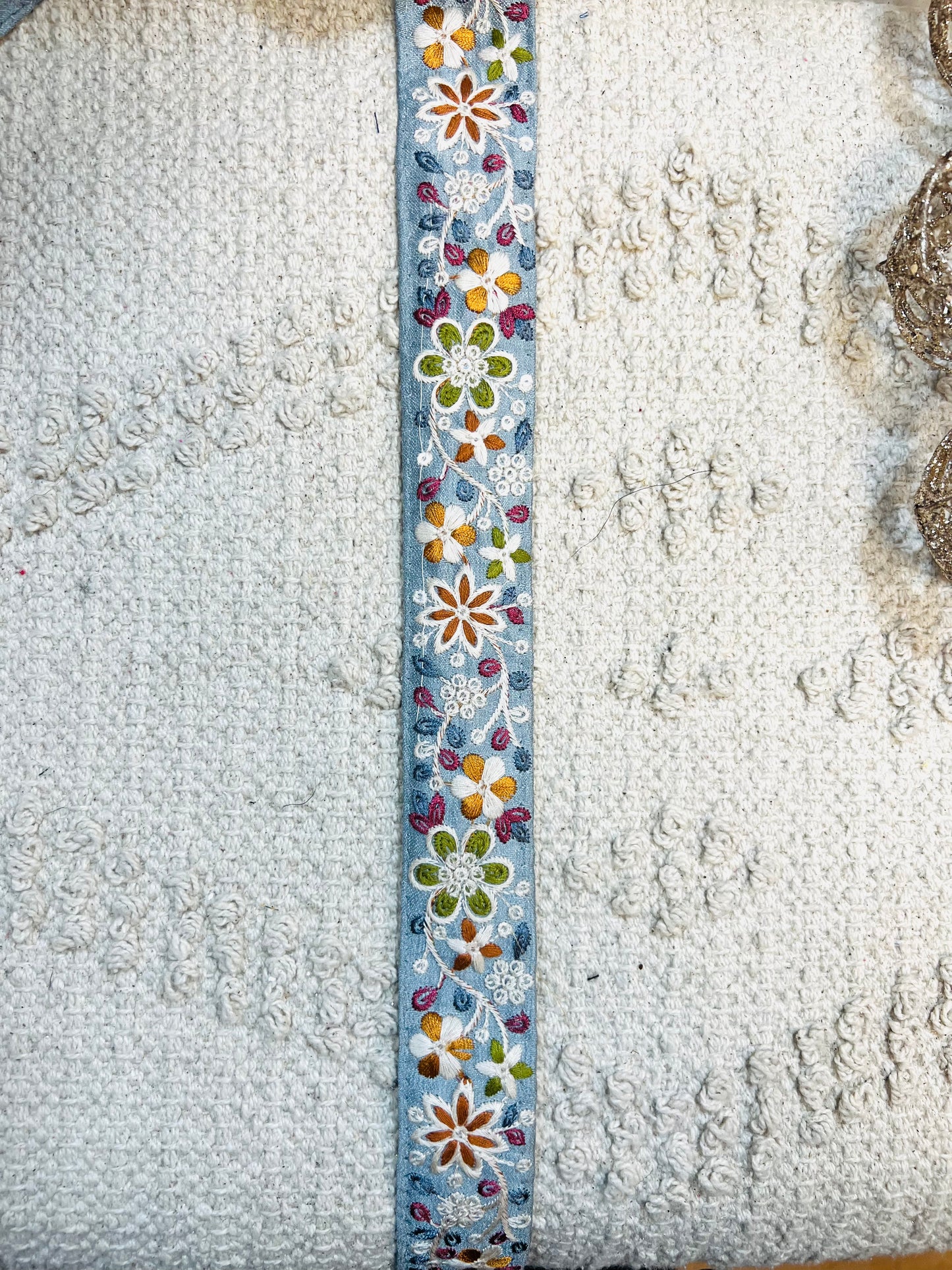 Galon bleu broderie fleurs multicolores