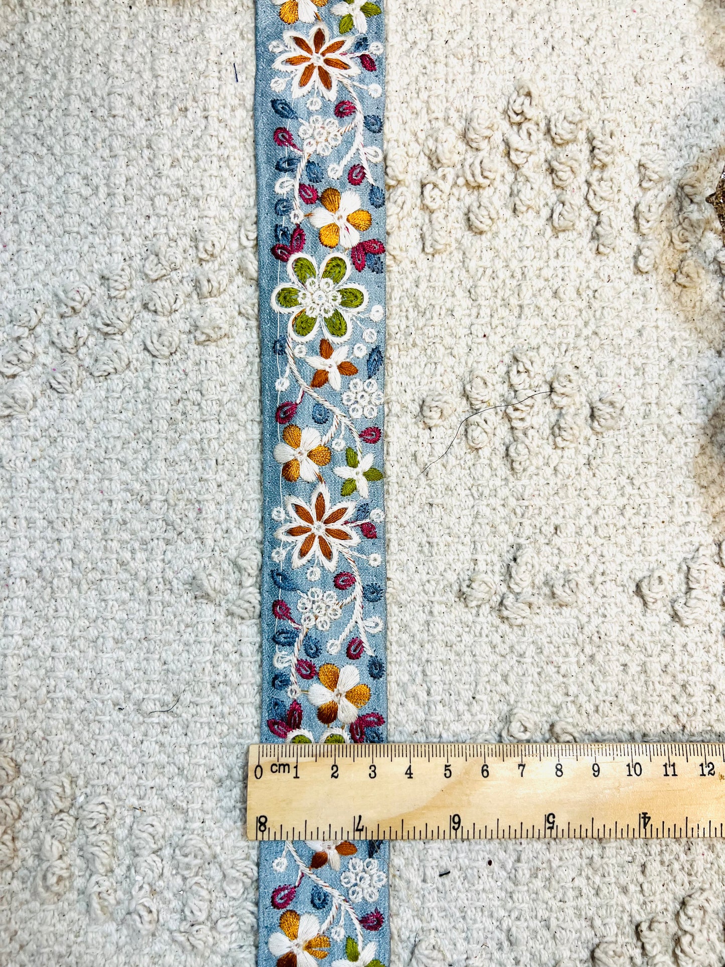 Galon bleu broderie fleurs multicolores