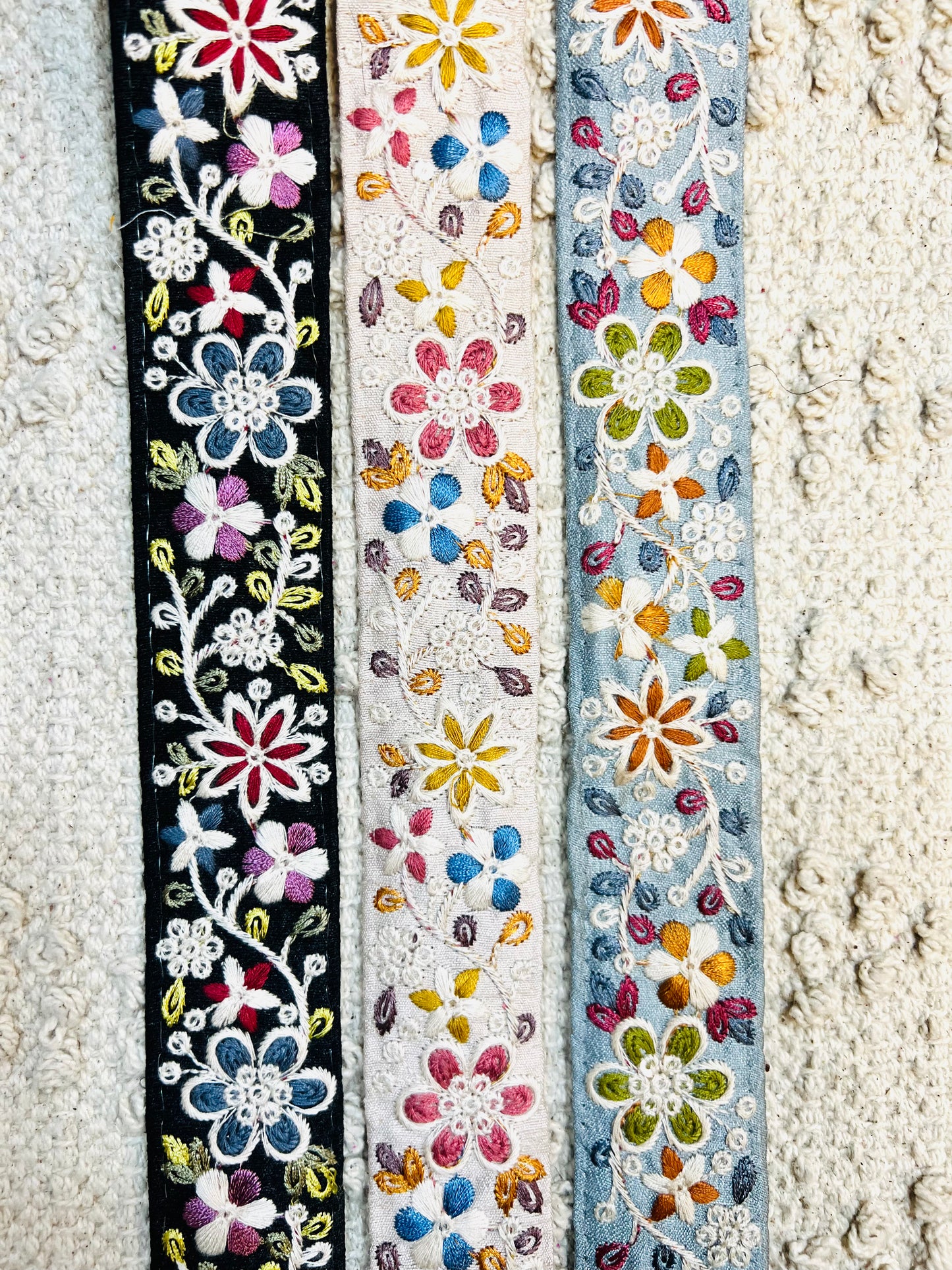 Galon bleu broderie fleurs multicolores