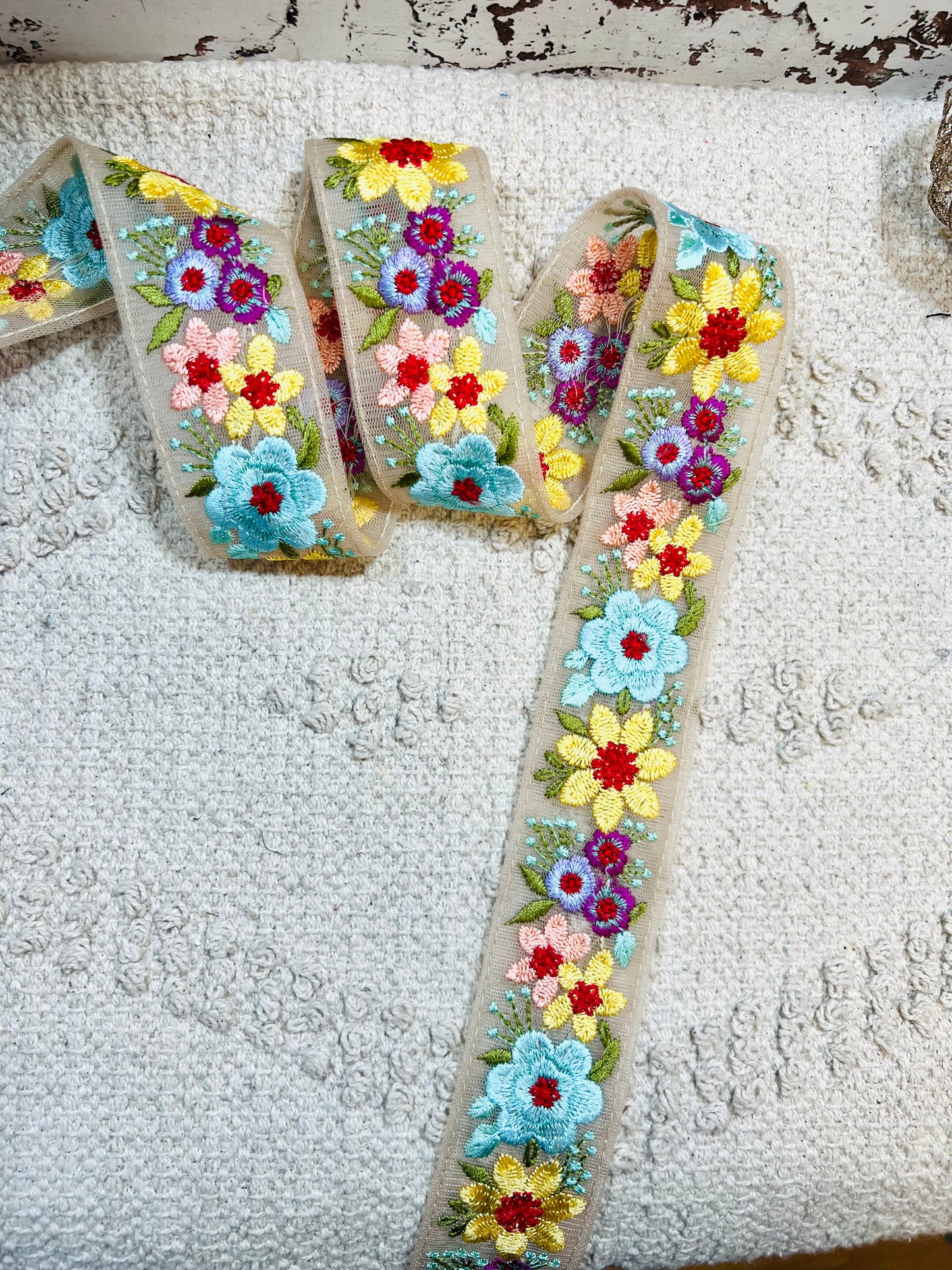 Galon broderie fleurs bleu turquoise et jaune