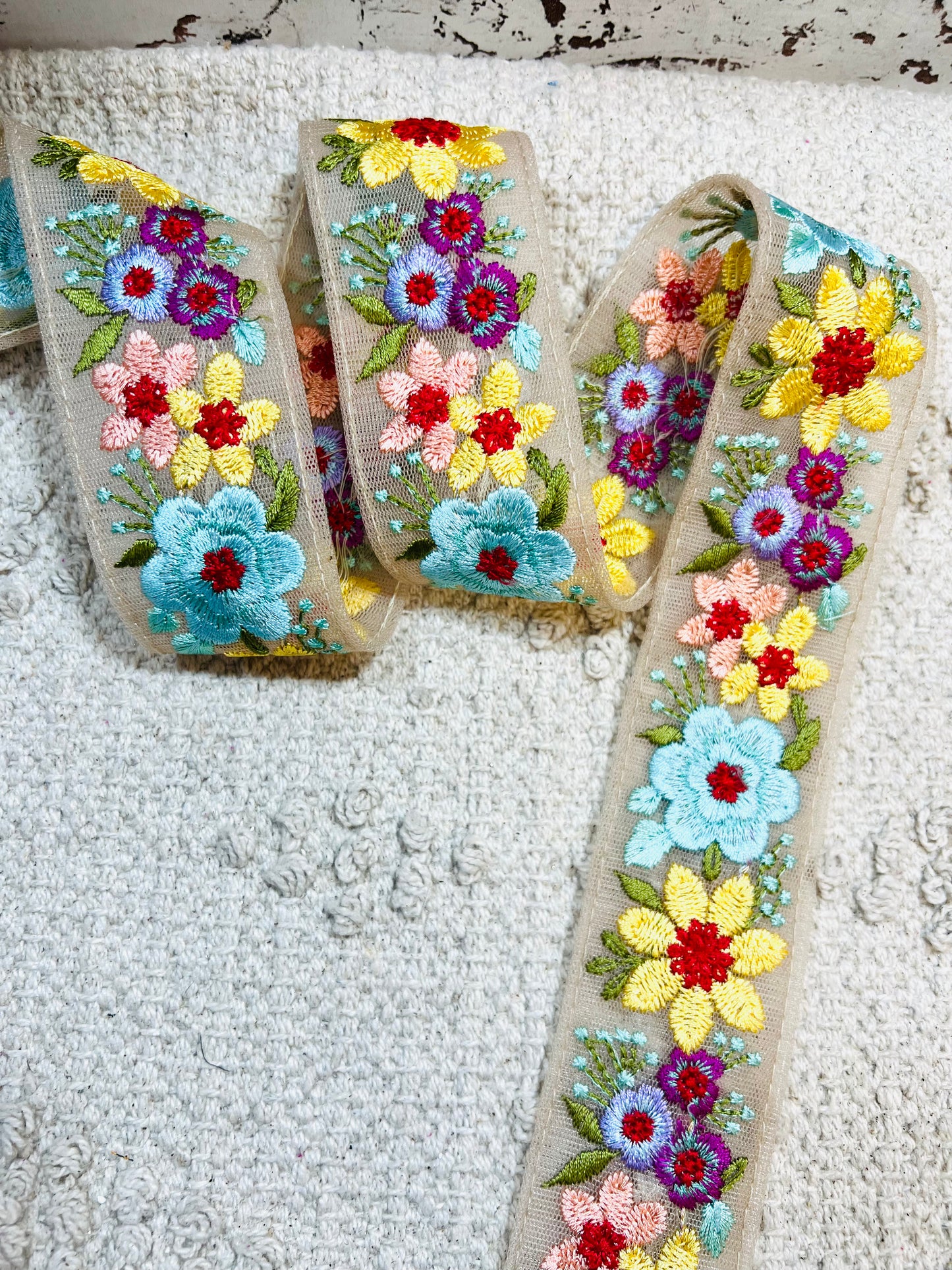 Galon broderie fleurs bleu turquoise et jaune