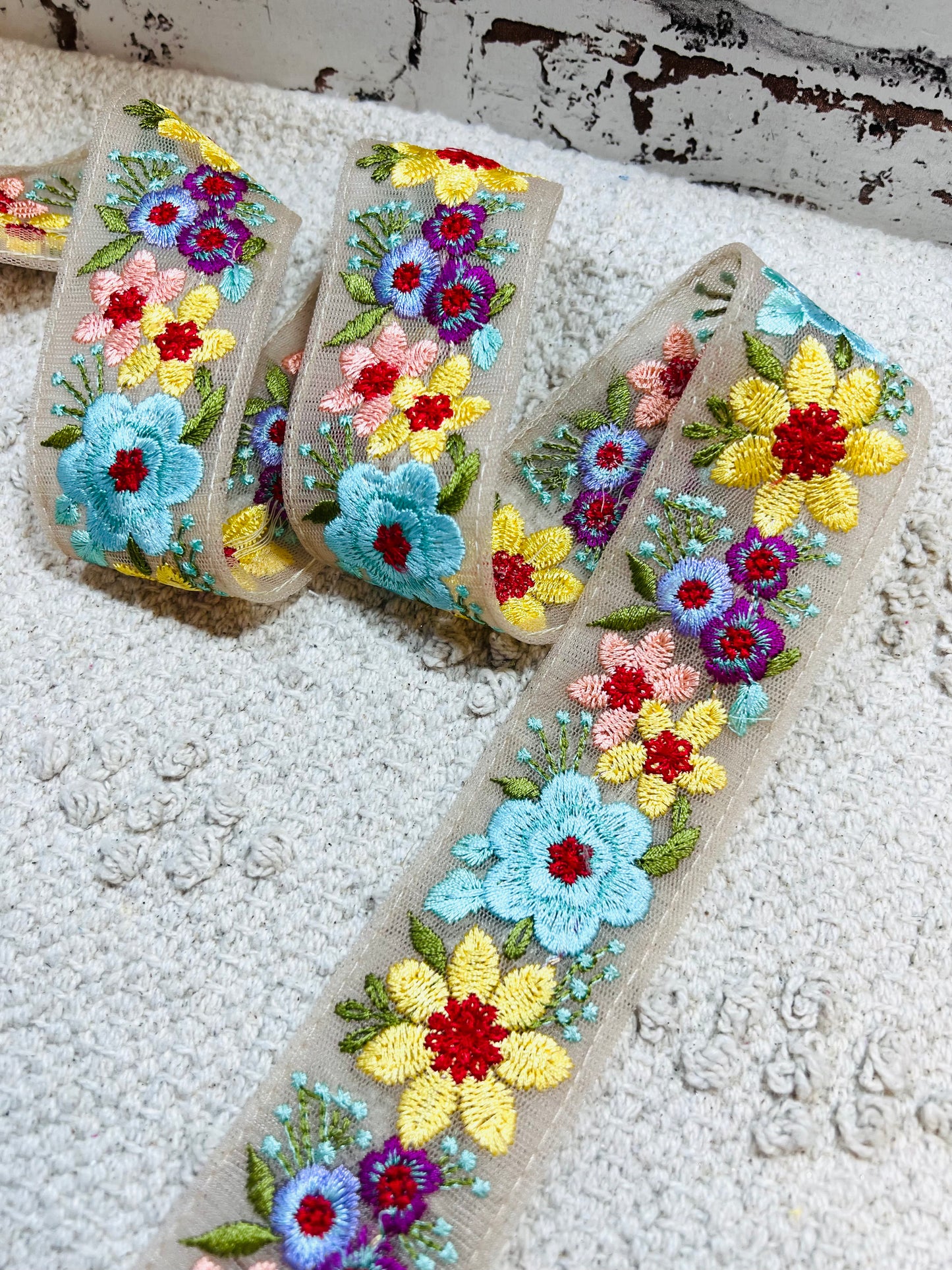 Galon broderie fleurs bleu turquoise et jaune
