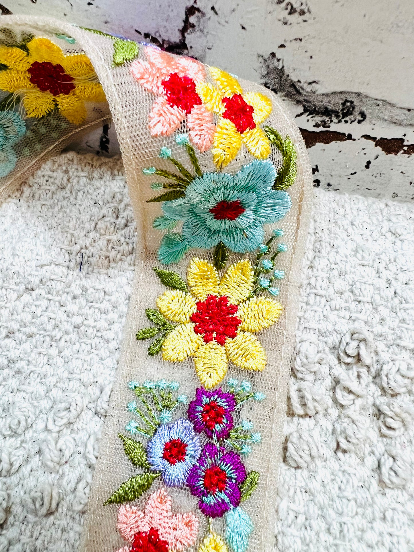Galon broderie fleurs bleu turquoise et jaune