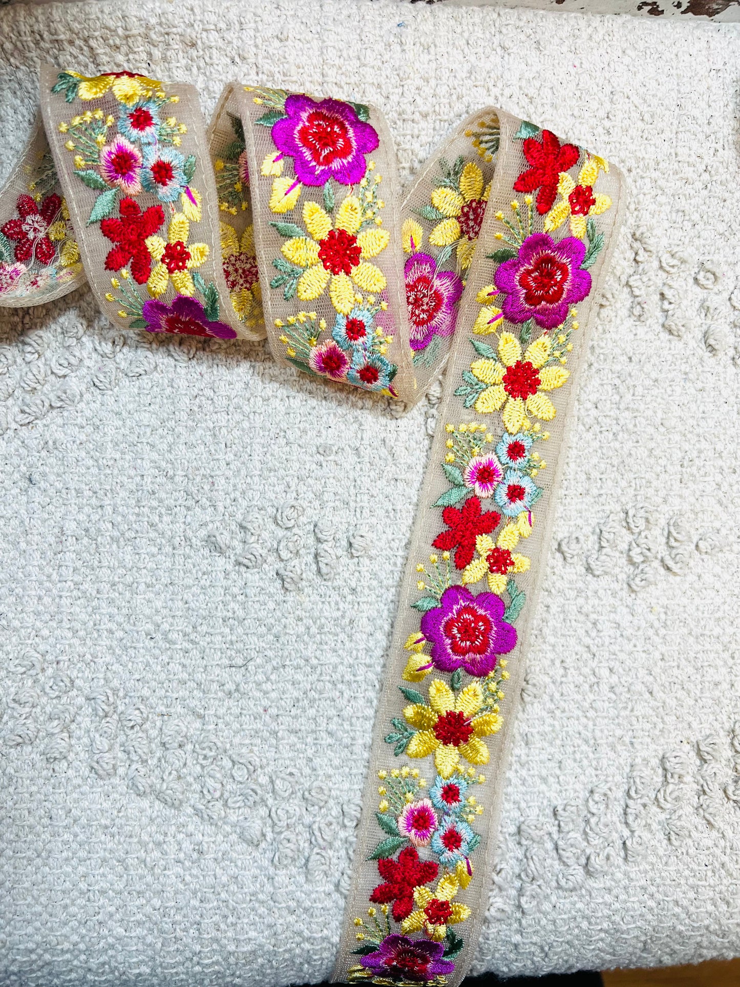 Galon broderie fleurs rose fuchsia et jaune
