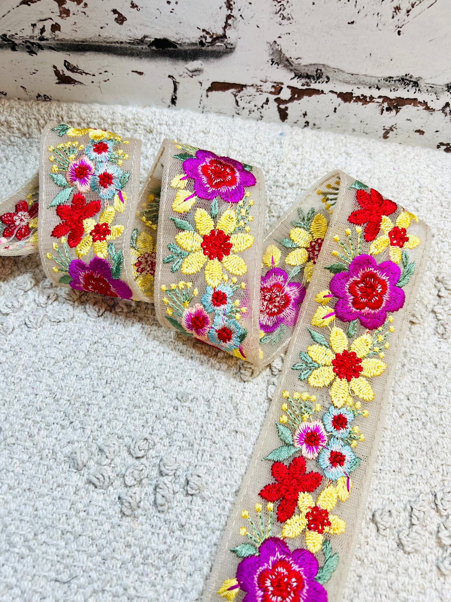 Galon broderie fleurs rose fuchsia et jaune