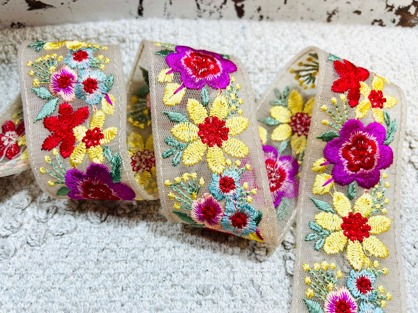 Galon broderie fleurs rose fuchsia et jaune