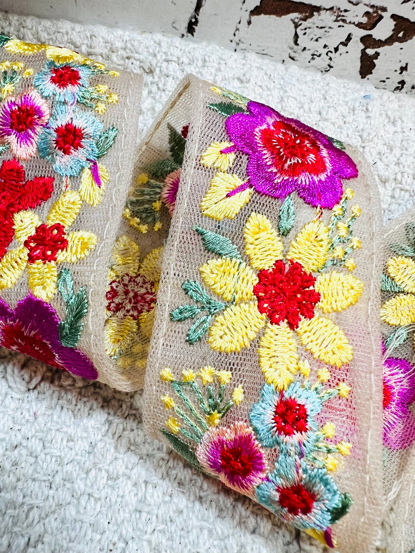 Galon broderie fleurs rose fuchsia et jaune