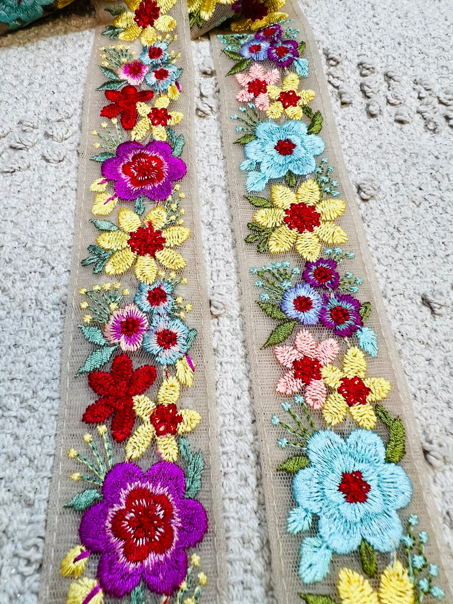Galon broderie fleurs rose fuchsia et jaune