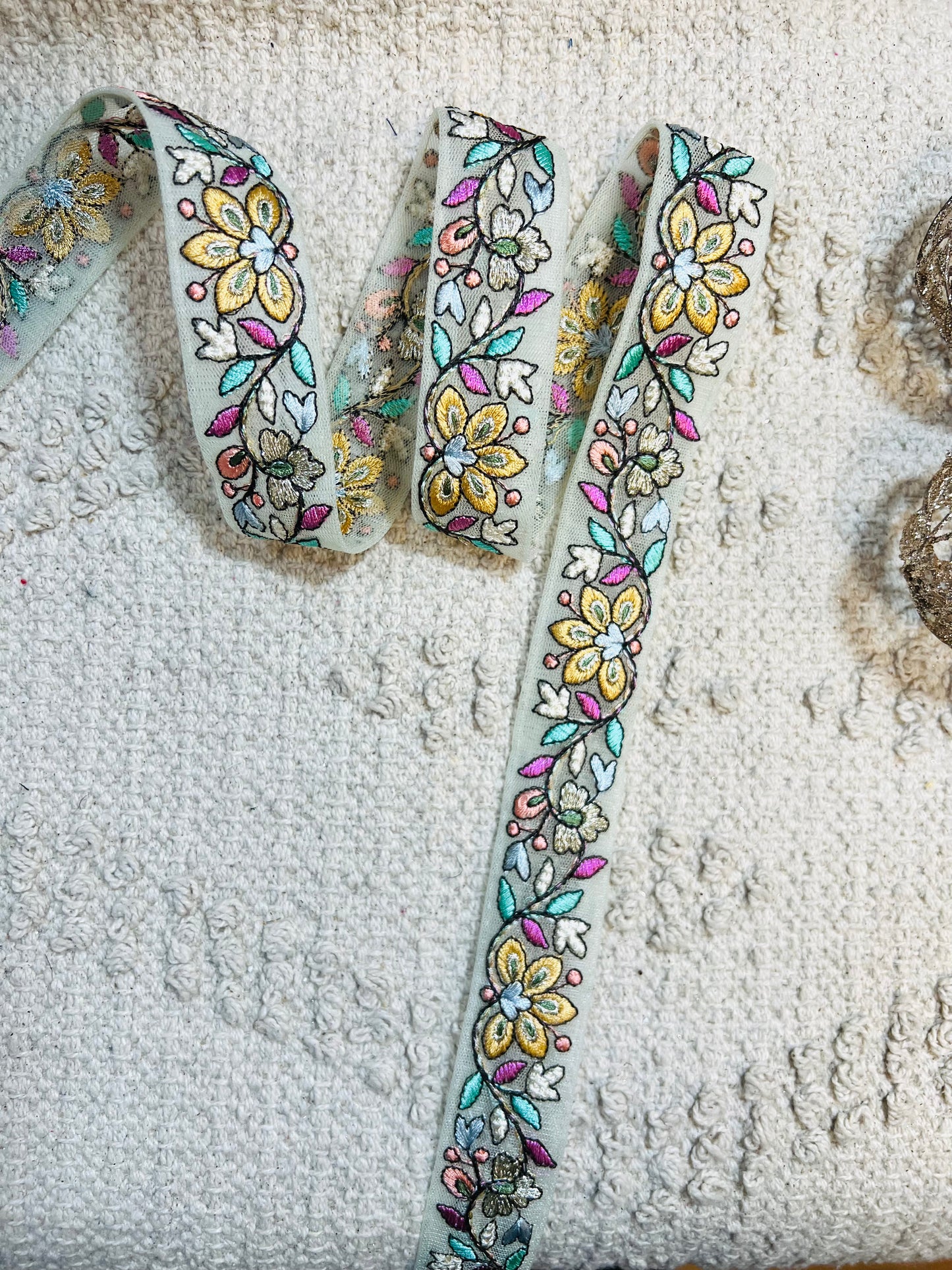 Galon vert broderie fleurs jaune