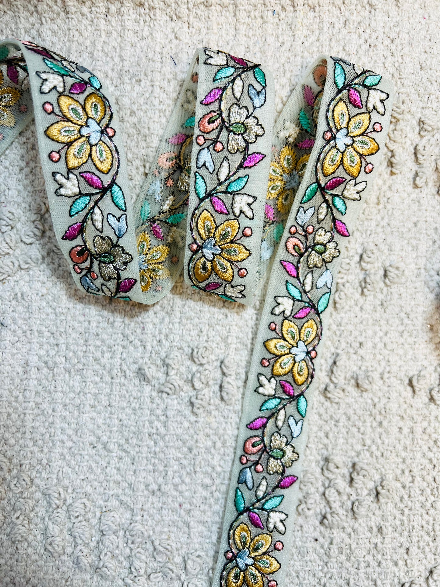 Galon vert broderie fleurs jaune