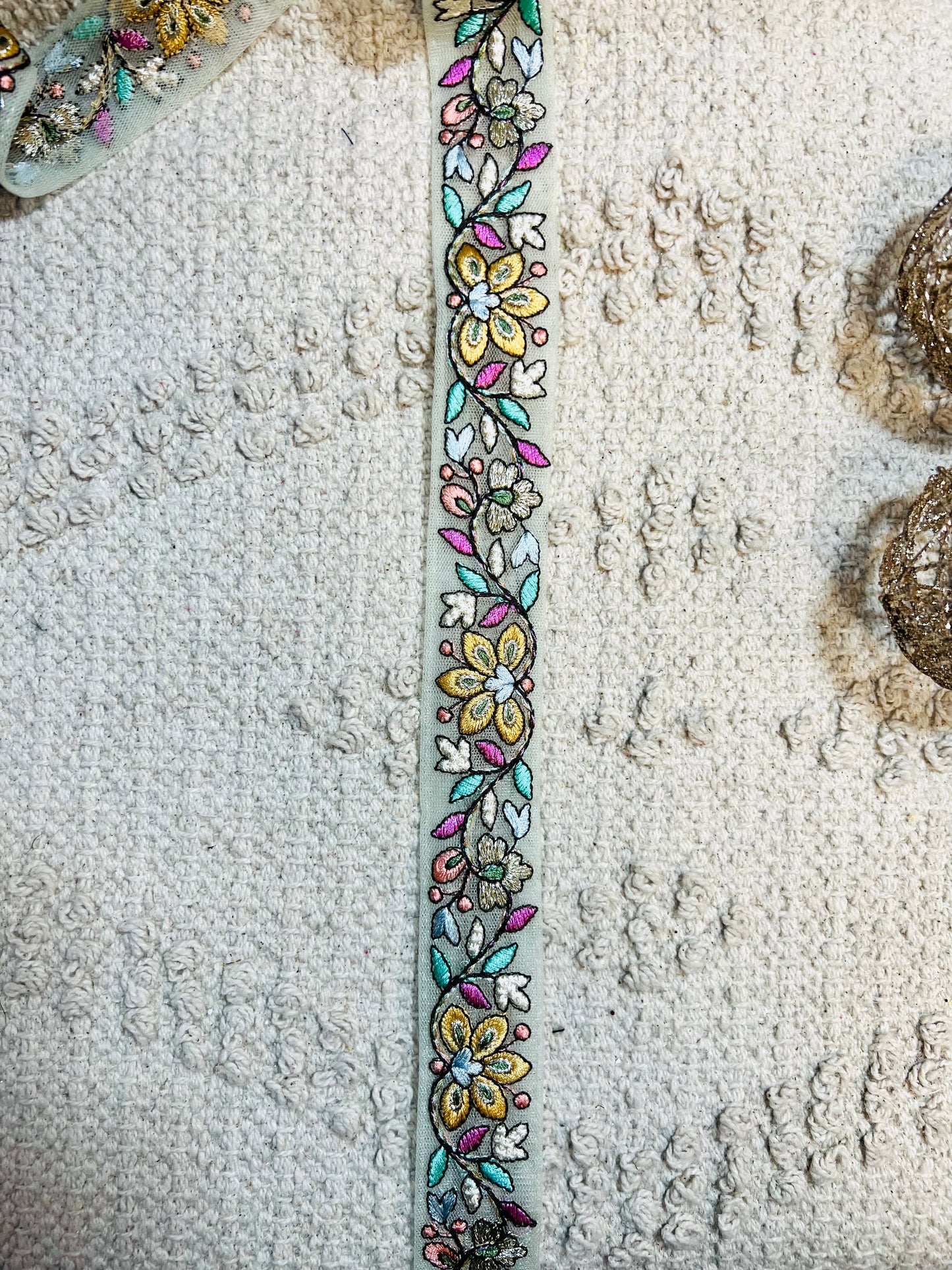 Galon vert broderie fleurs jaune