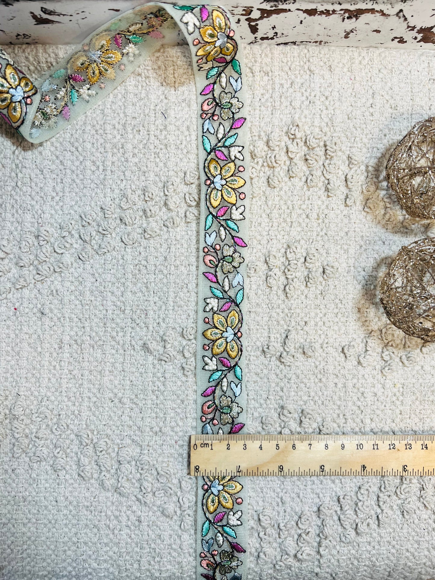 Galon vert broderie fleurs jaune