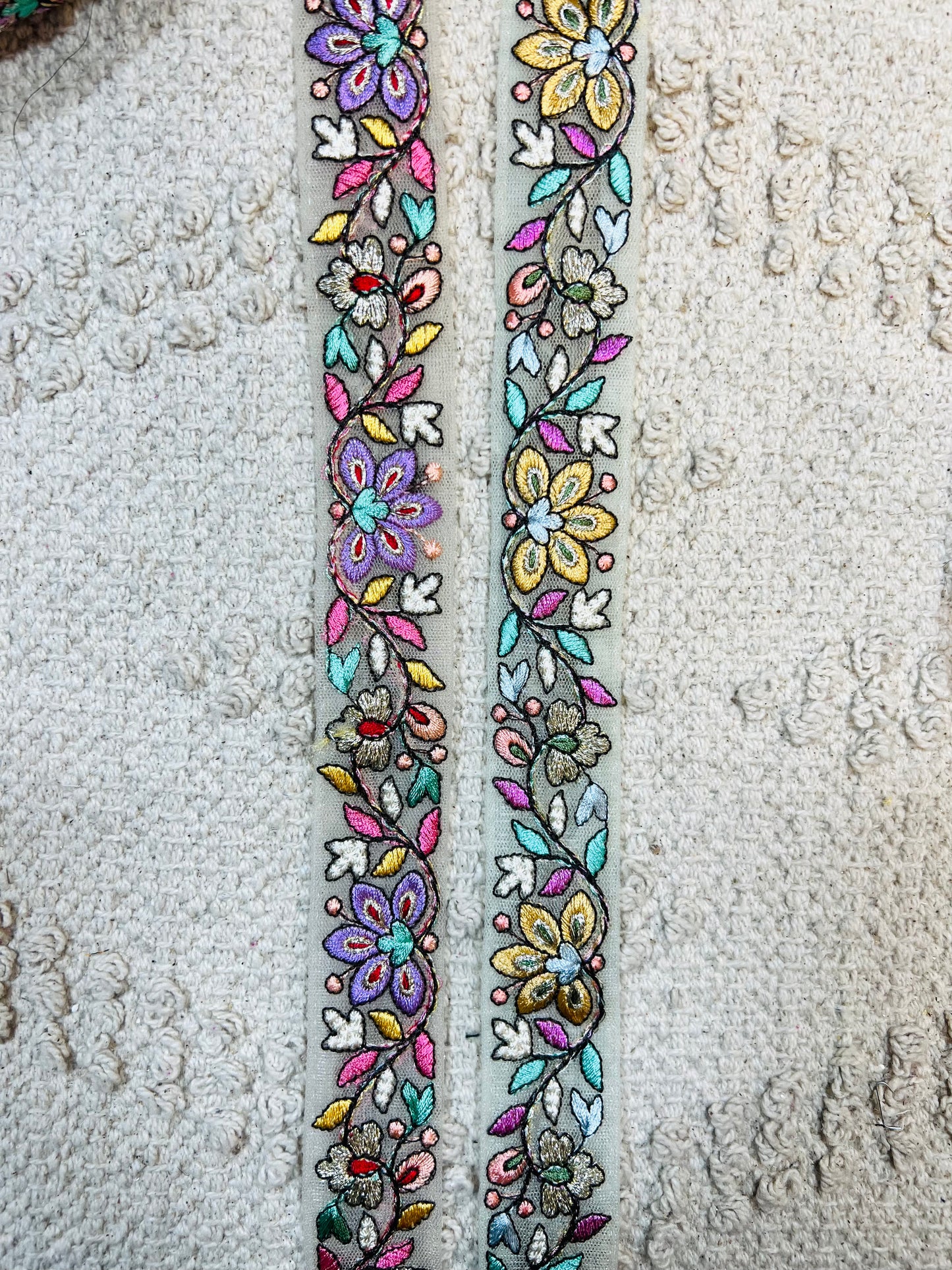 Galon vert broderie fleurs jaune