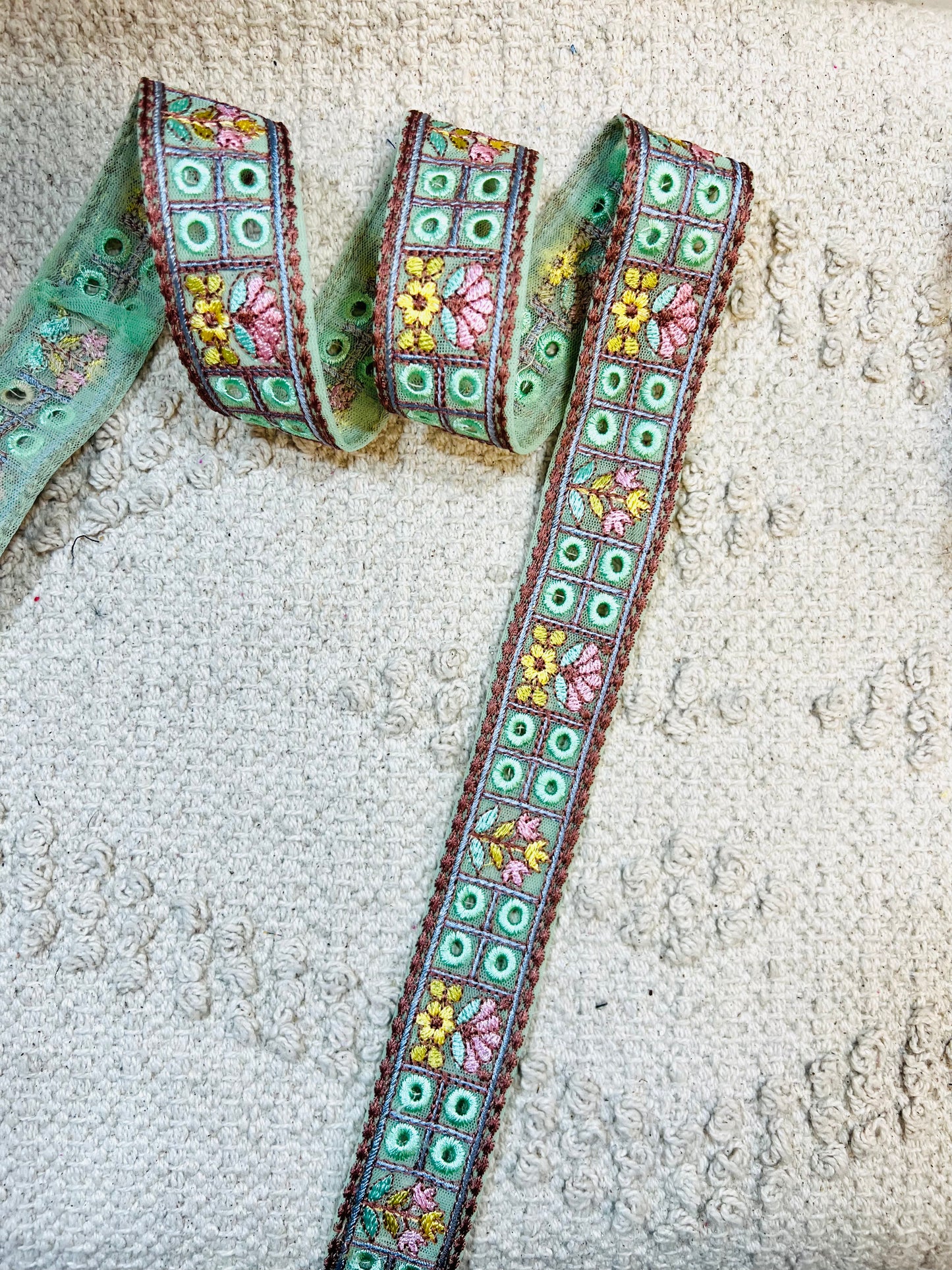 Galon vert à trous brodé de fleurs