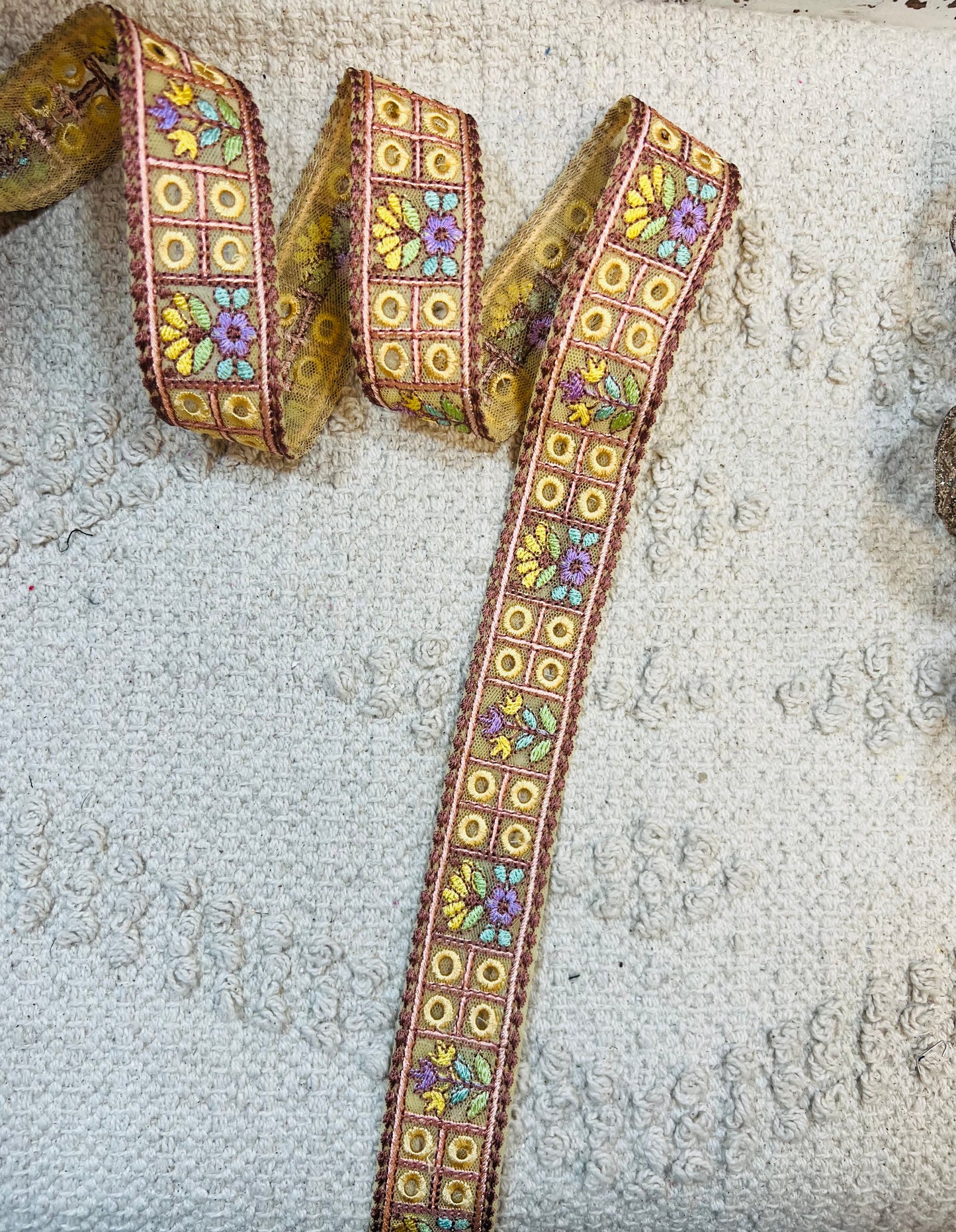 Galon jaune soleil à trous brodé de fleurs