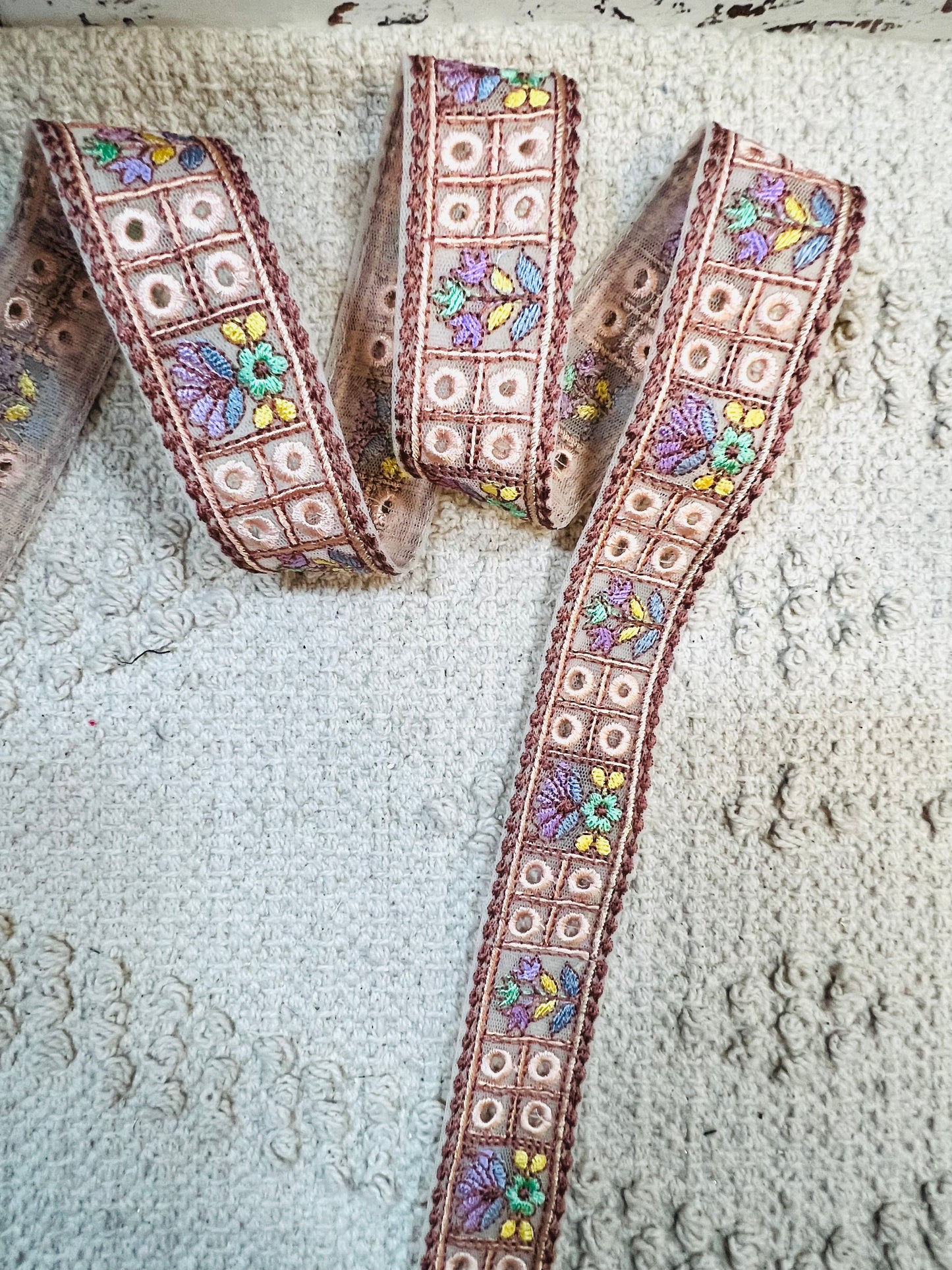 Galon rose poudré à trous brodé de fleurs