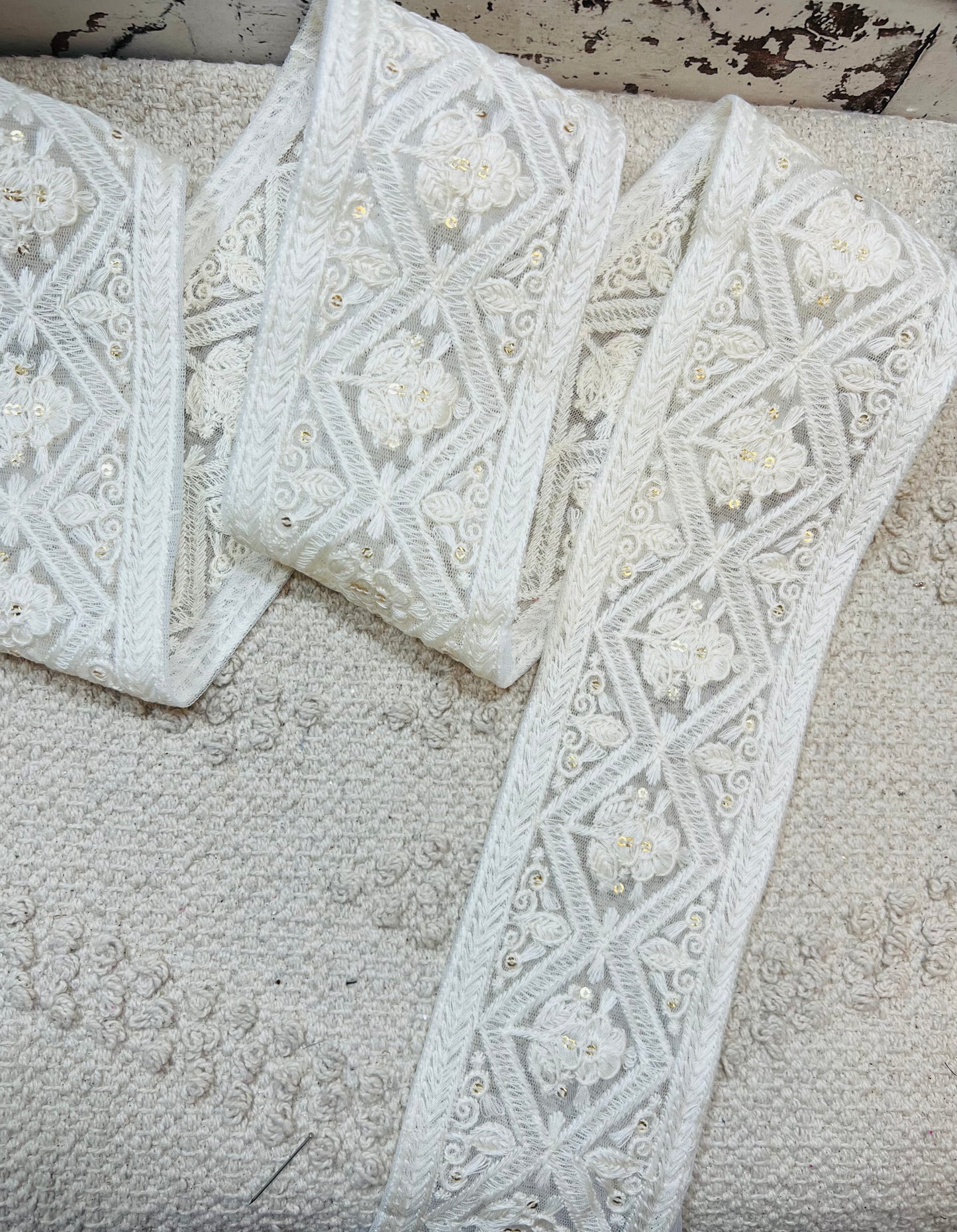 Galon blanc ivoire broderie fine