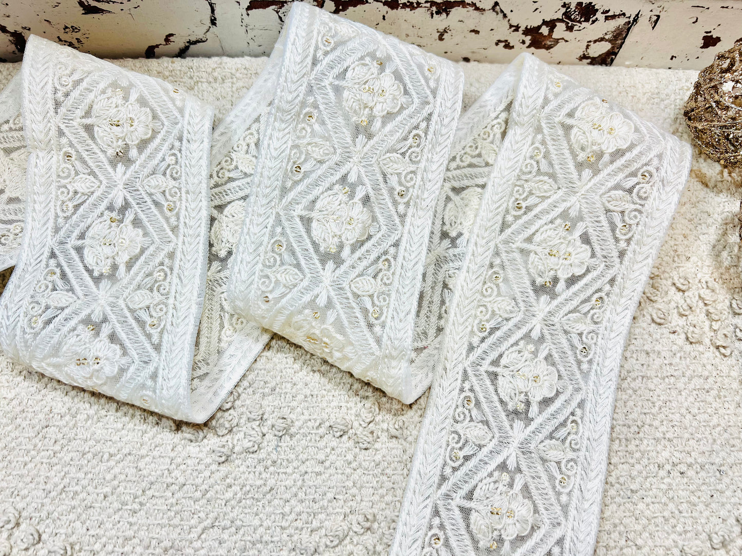 Galon blanc ivoire broderie fine