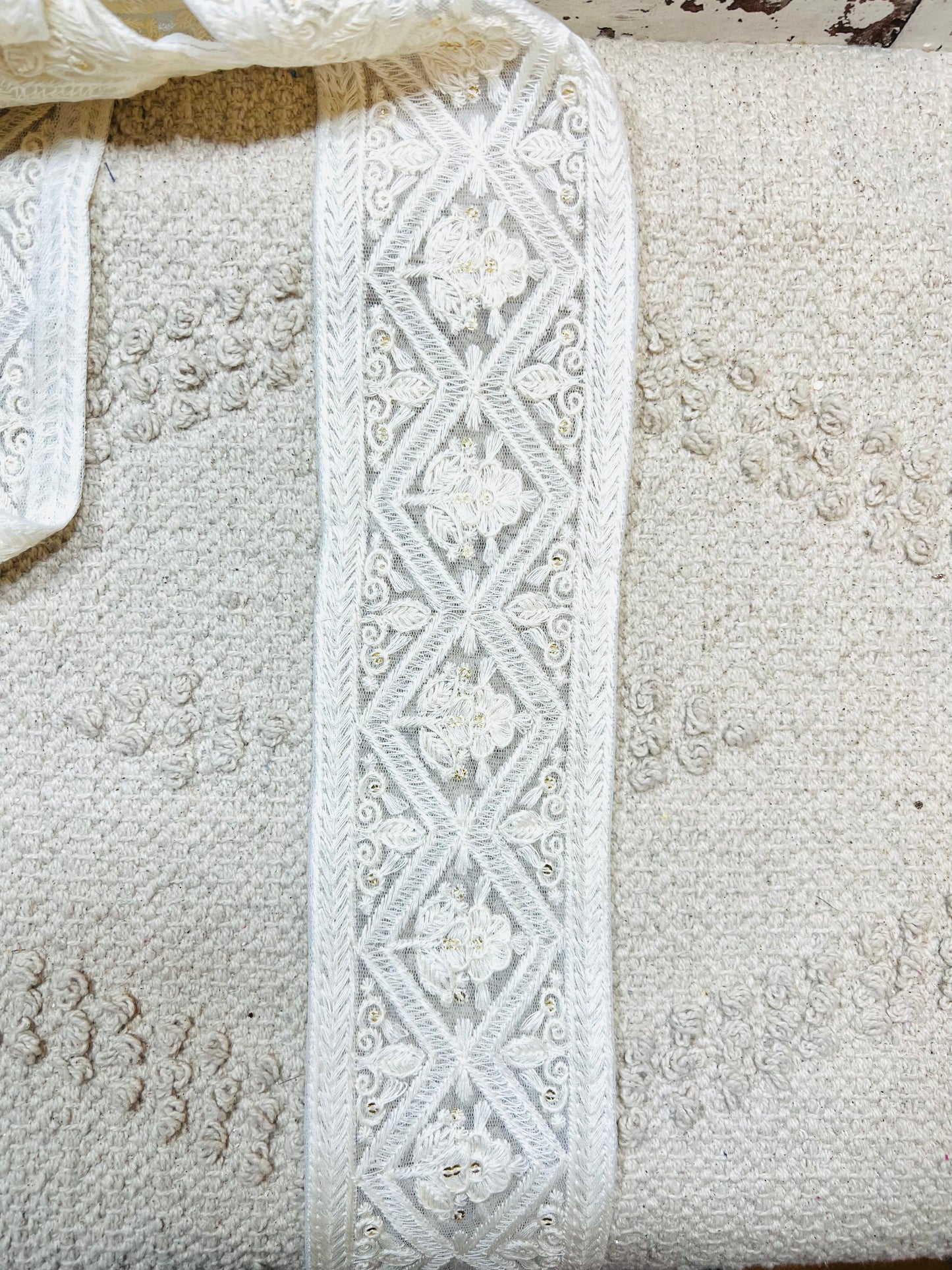 Galon blanc ivoire broderie fine