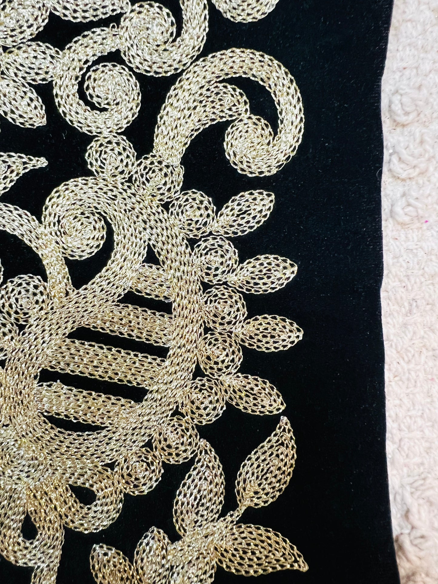 Galon large velours noir et broderie dorée
