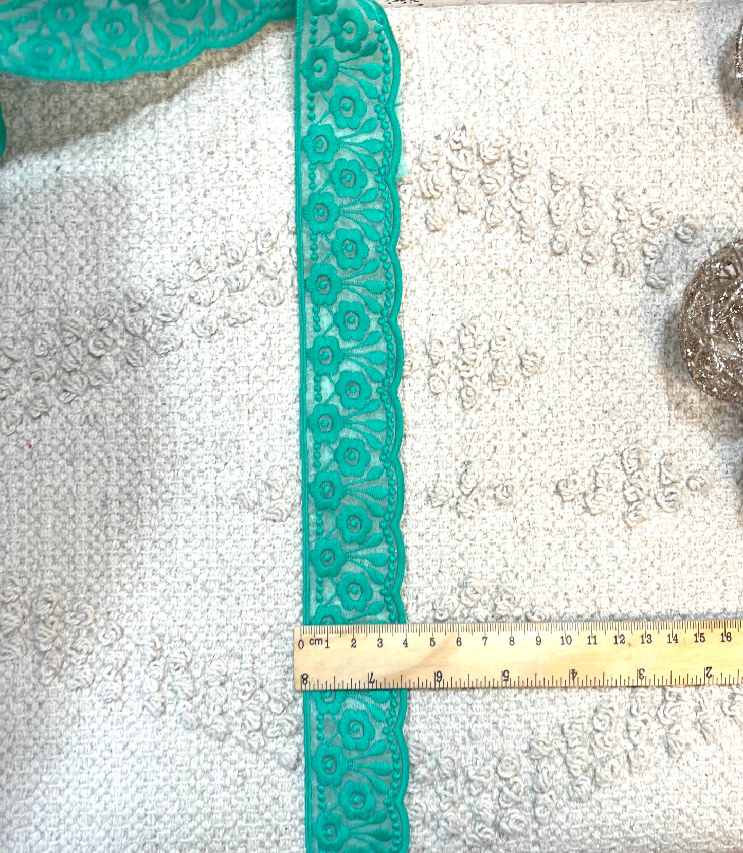 Galon vert véronèse fleuri à arcades