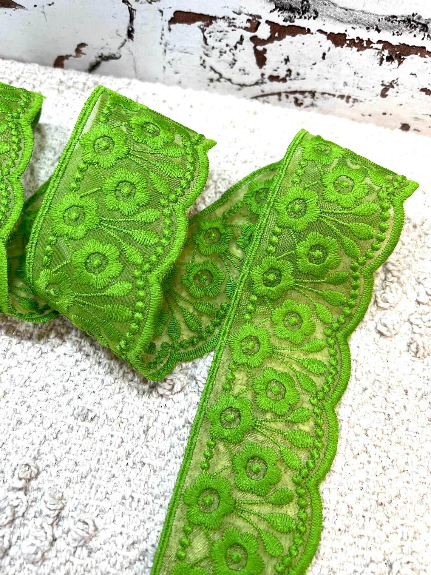 Galon vert gazon fleuri à arcades