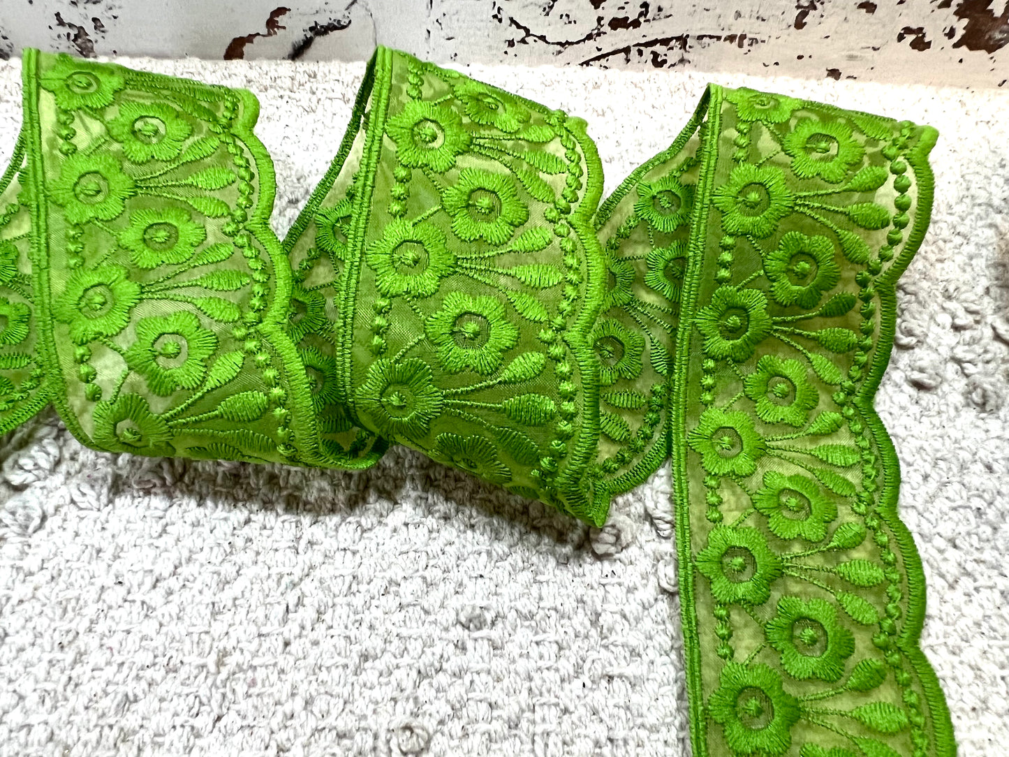 Galon vert gazon fleuri à arcades