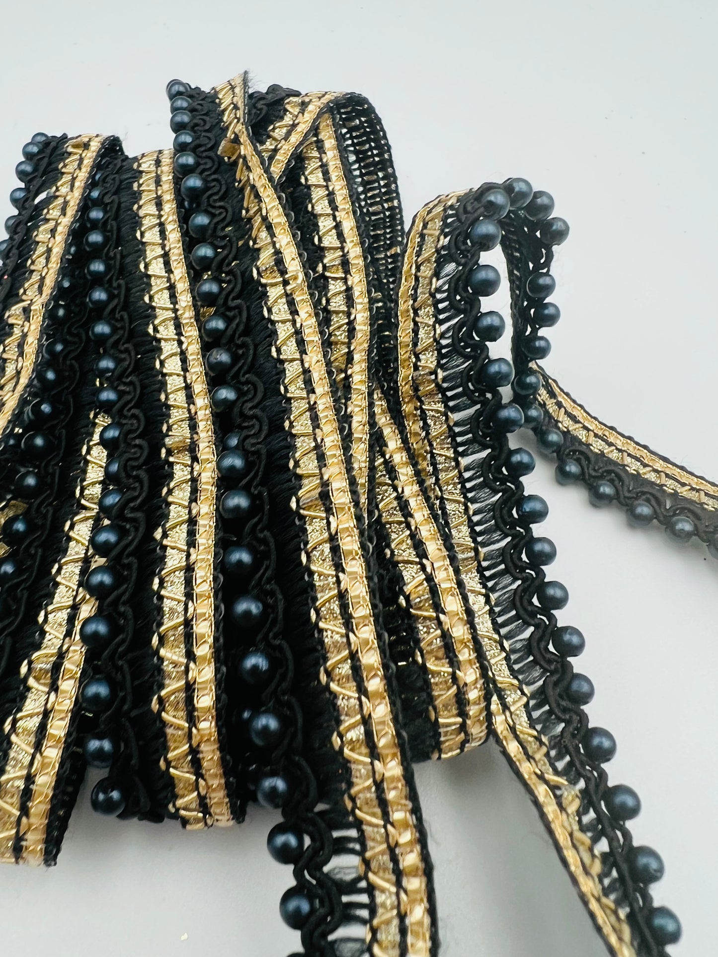 Galon Tressé Noir et Doré avec Perles