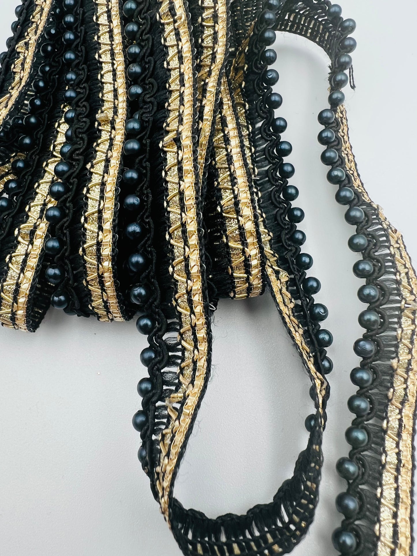 Galon Tressé Noir et Doré avec Perles