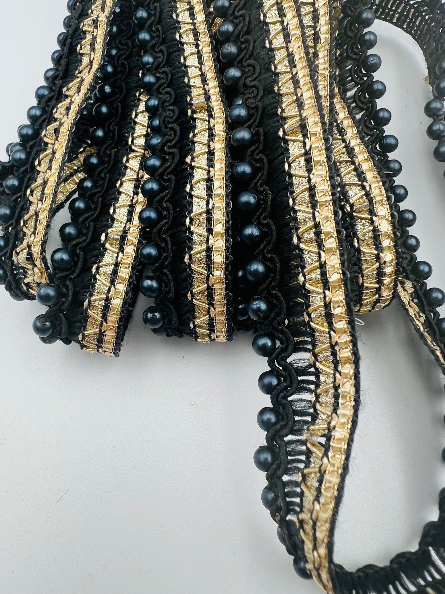 Galon Tressé Noir et Doré avec Perles