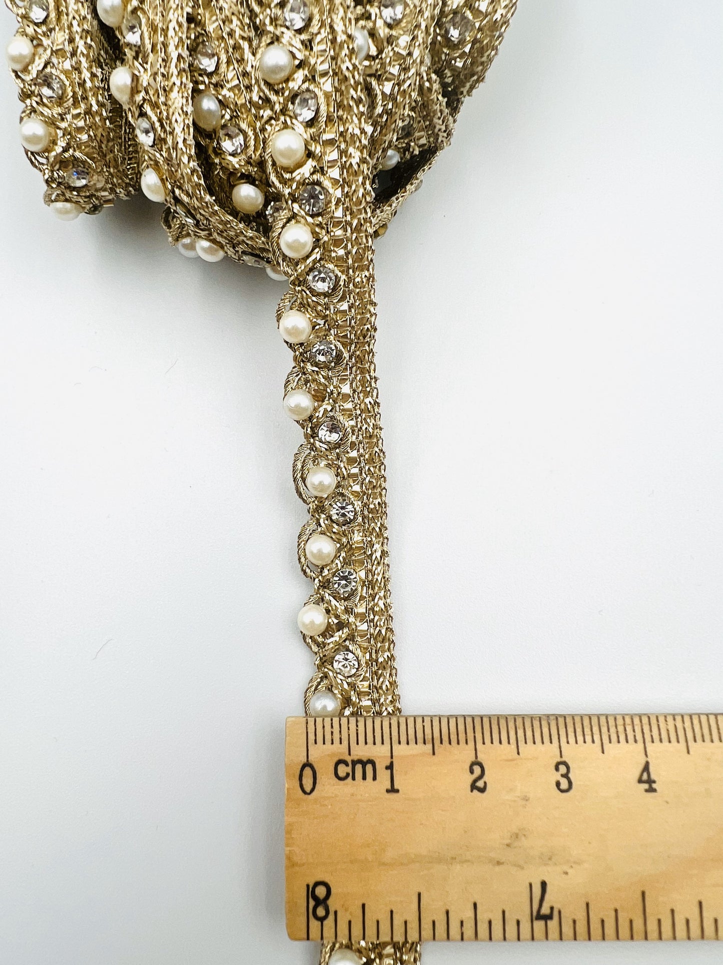 Galon fin doré à perles nacrées et strass