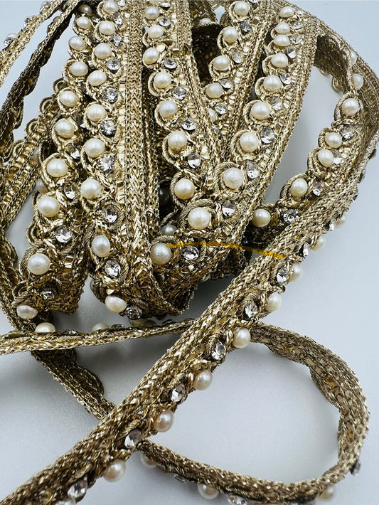Galon fin doré à perles nacrées et strass