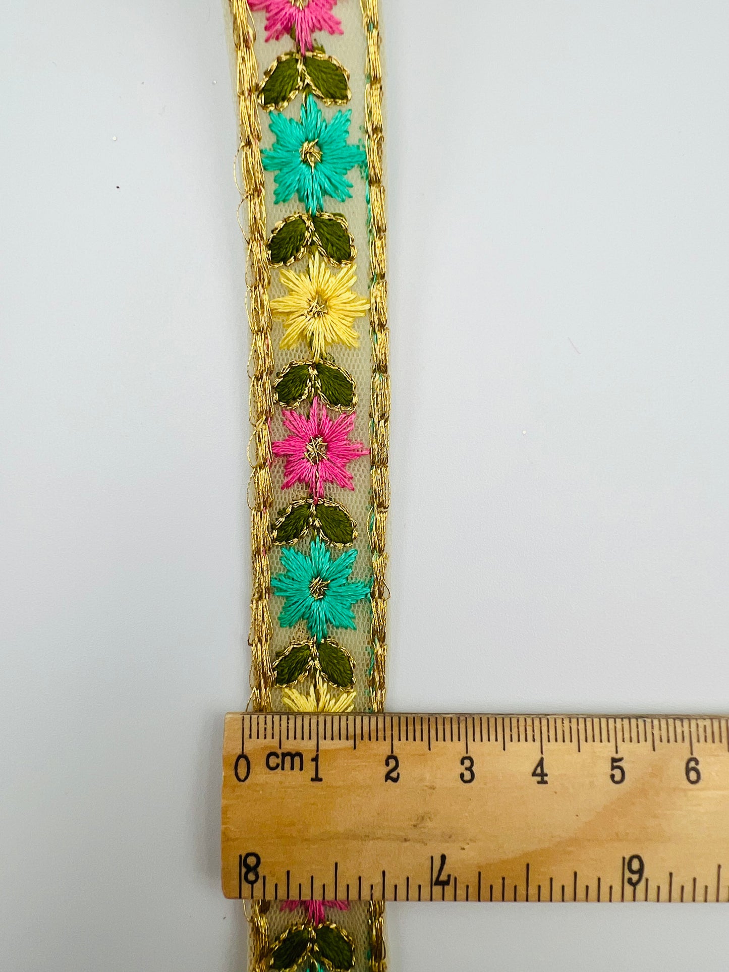 Galon Brodé Doré à Petites Fleurs Colorées