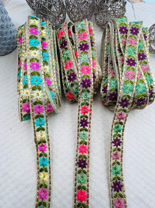 Galon Brodé Doré à Petites Fleurs Colorées