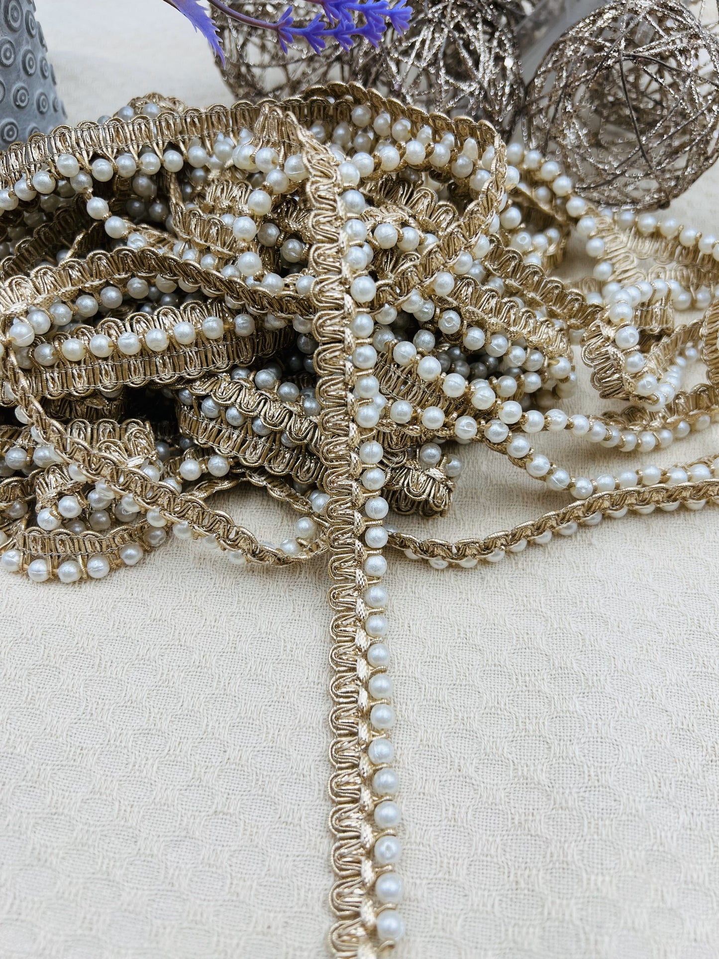Galon fin doré à perles nacrées
