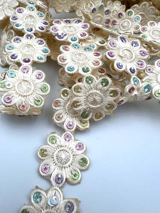 Galon Blanc Ivoire Nacré – Fleurs en Chaîne à Pétales Colorés