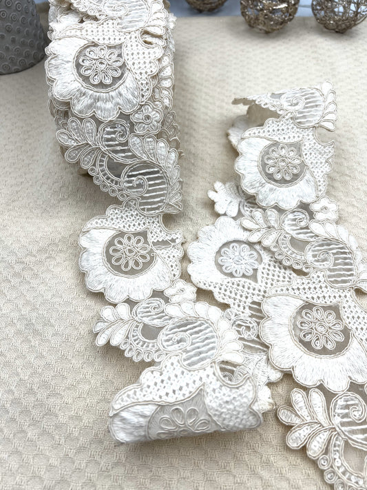 Galon blanc ivoire à fleurs brodées