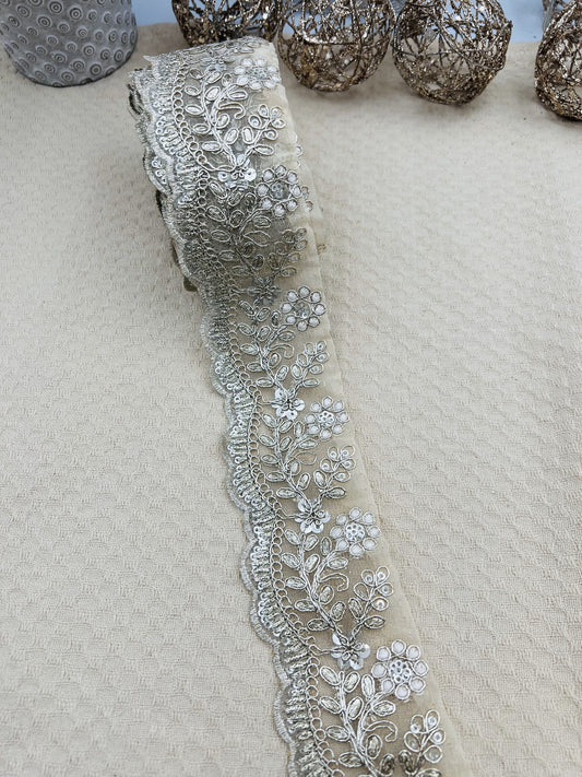 Galon brodé doré sur tulle beige – largeur 5,5 cm
