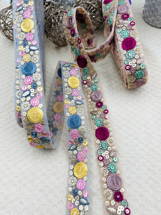 Galon Brodé à Sequins – Bleu ou Beige Rosé