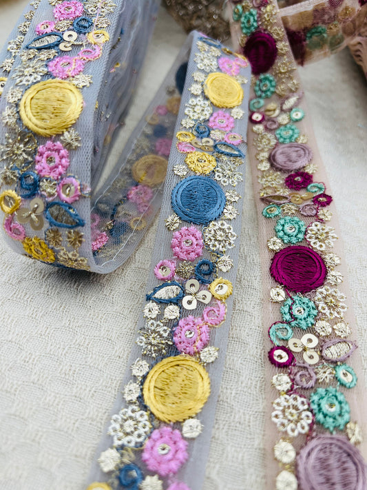 Galon Brodé à Sequins – Bleu ou Beige Rosé