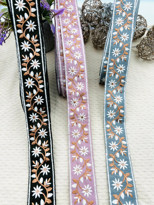 Ruban Brodé Floral à Fleurs Blanches – Rose, Noir ou Gris