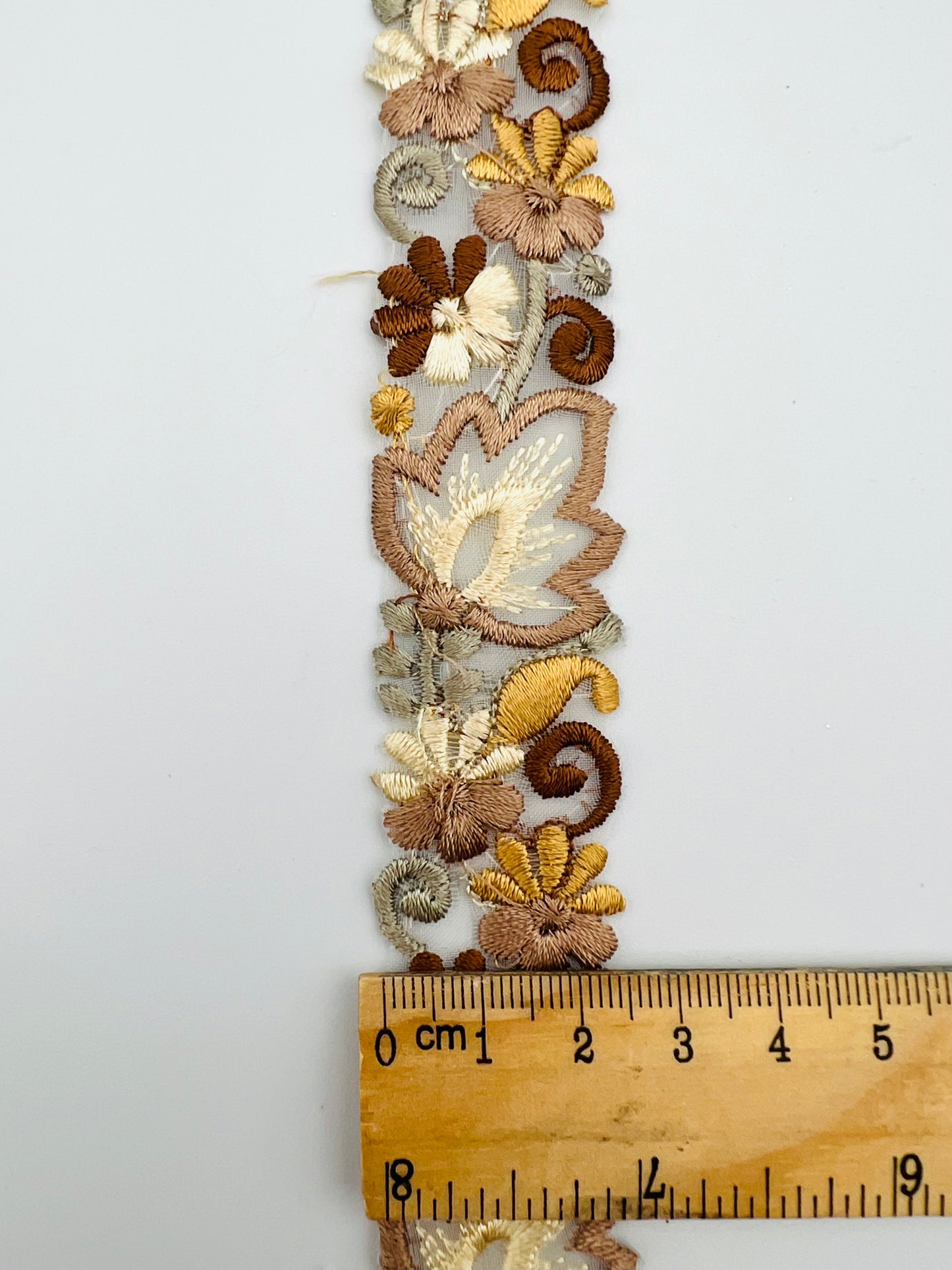 Galon fin Brodé Fleurs en Relief – Bleu Gris ou Beige