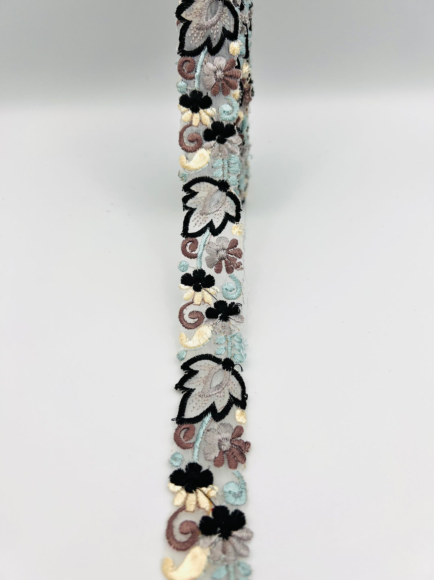 Galon fin Brodé Fleurs en Relief – Bleu Gris ou Beige