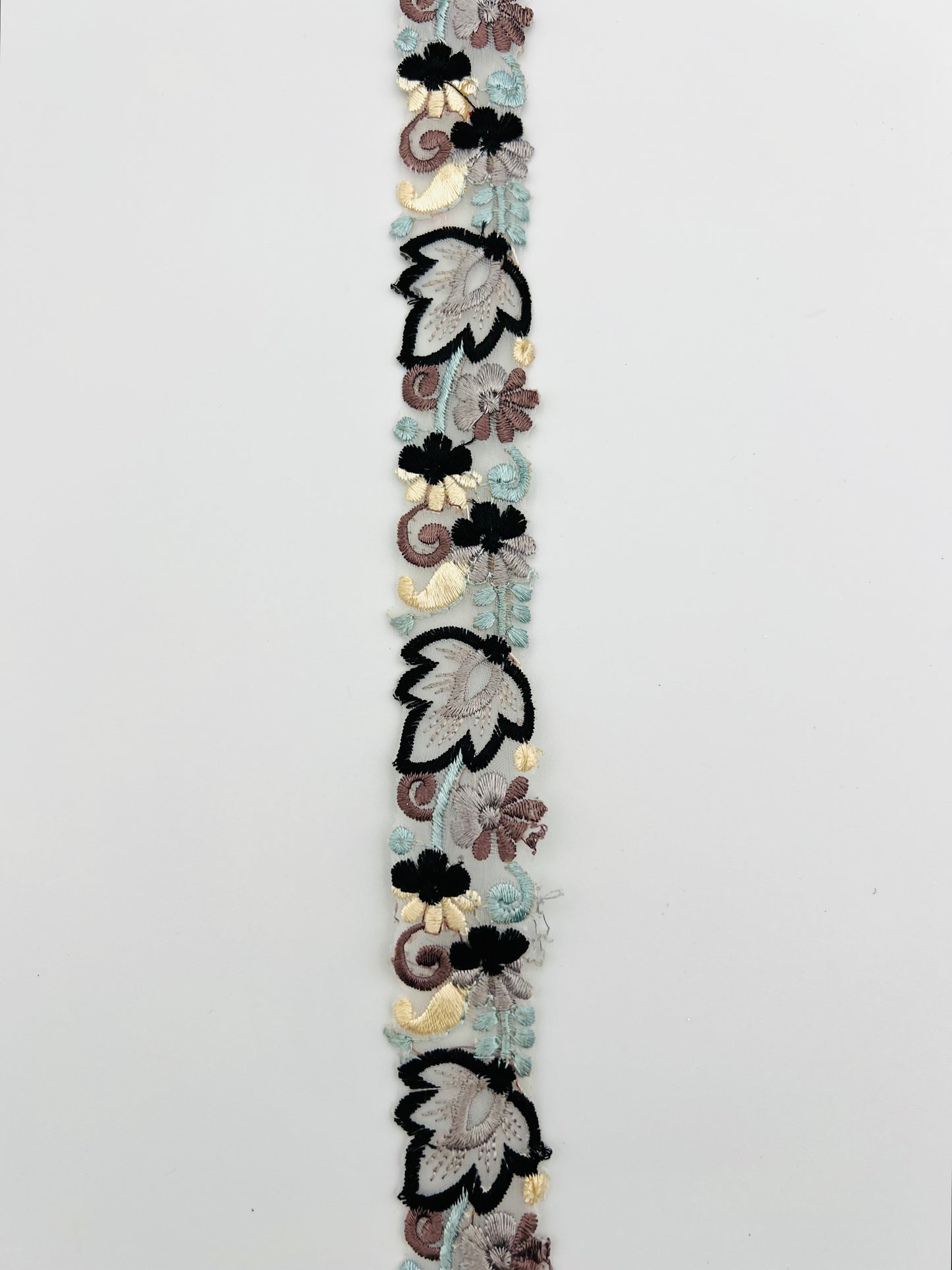 Galon fin Brodé Fleurs en Relief – Bleu Gris ou Beige
