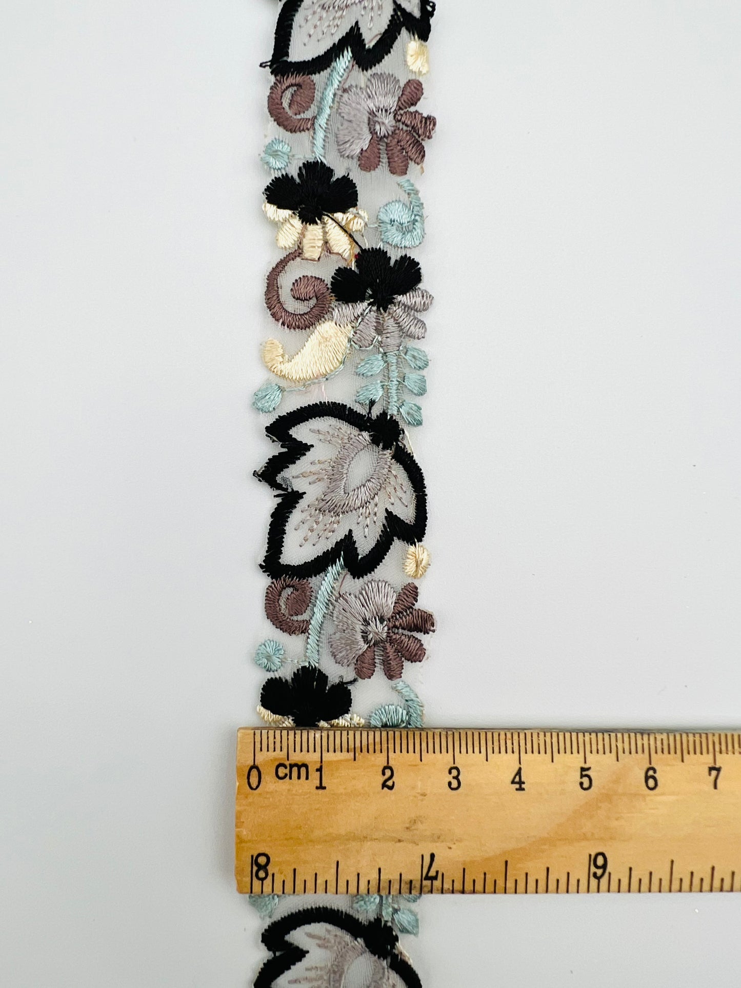 Galon fin Brodé Fleurs en Relief – Bleu Gris ou Beige