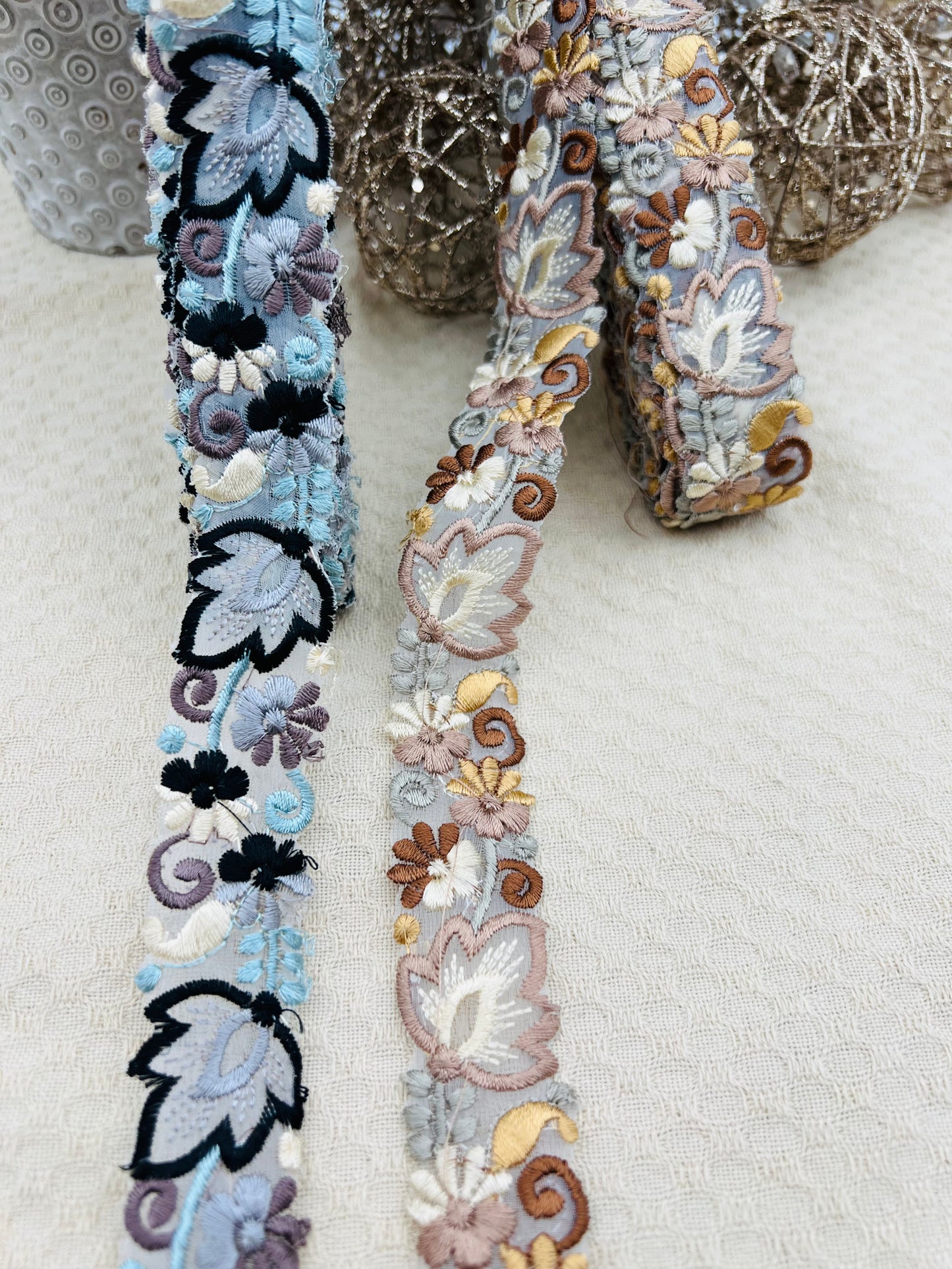 Galon fin Brodé Fleurs en Relief – Bleu Gris ou Beige