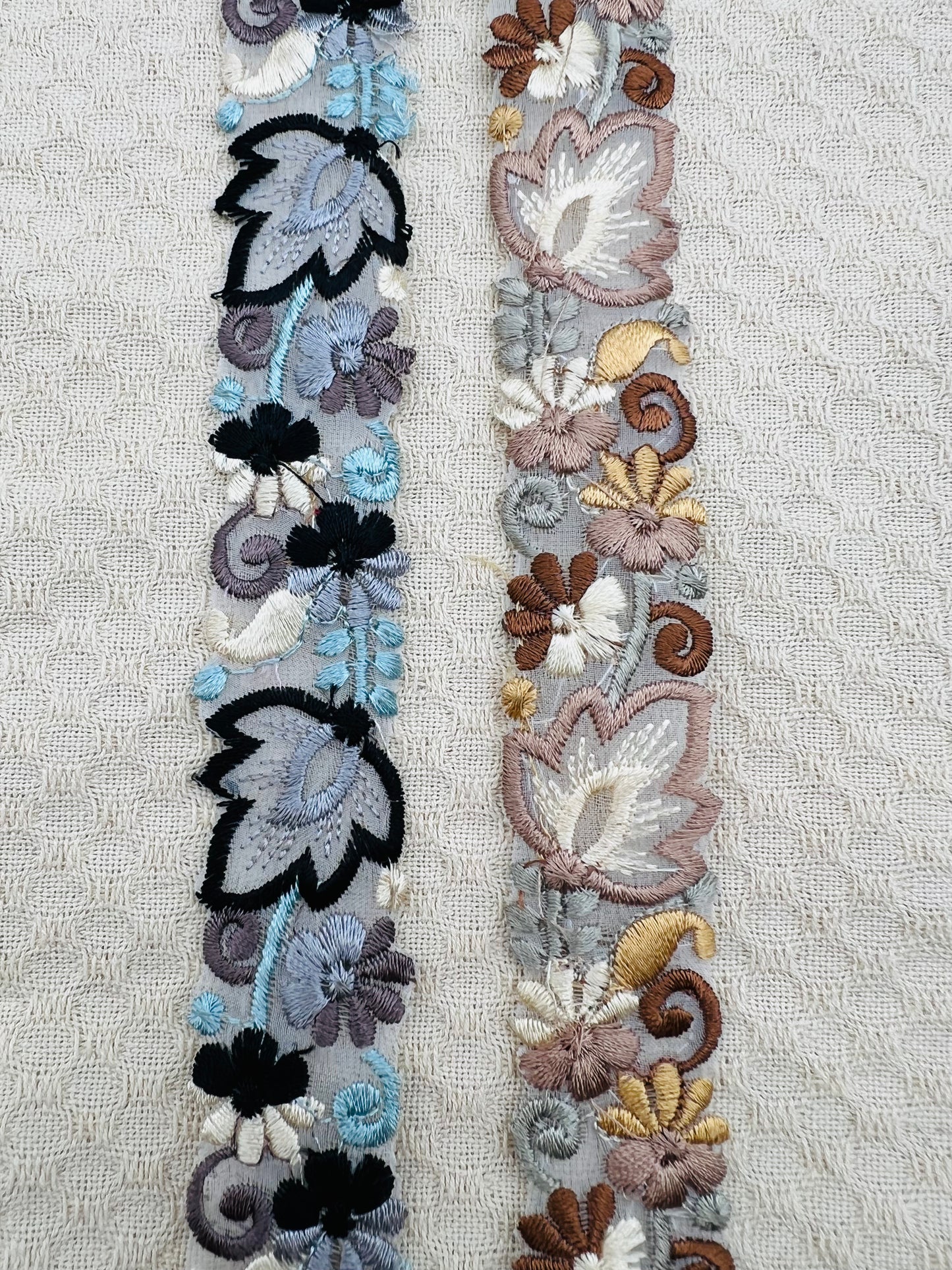 Galon fin Brodé Fleurs en Relief – Bleu Gris ou Beige