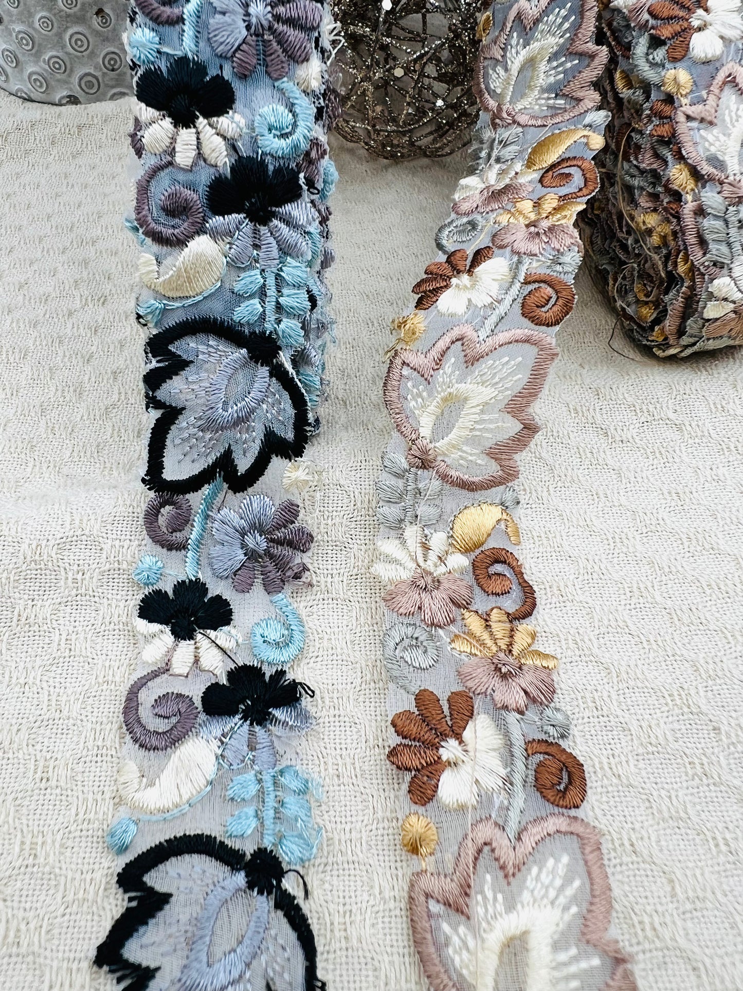 Galon fin Brodé Fleurs en Relief – Bleu Gris ou Beige