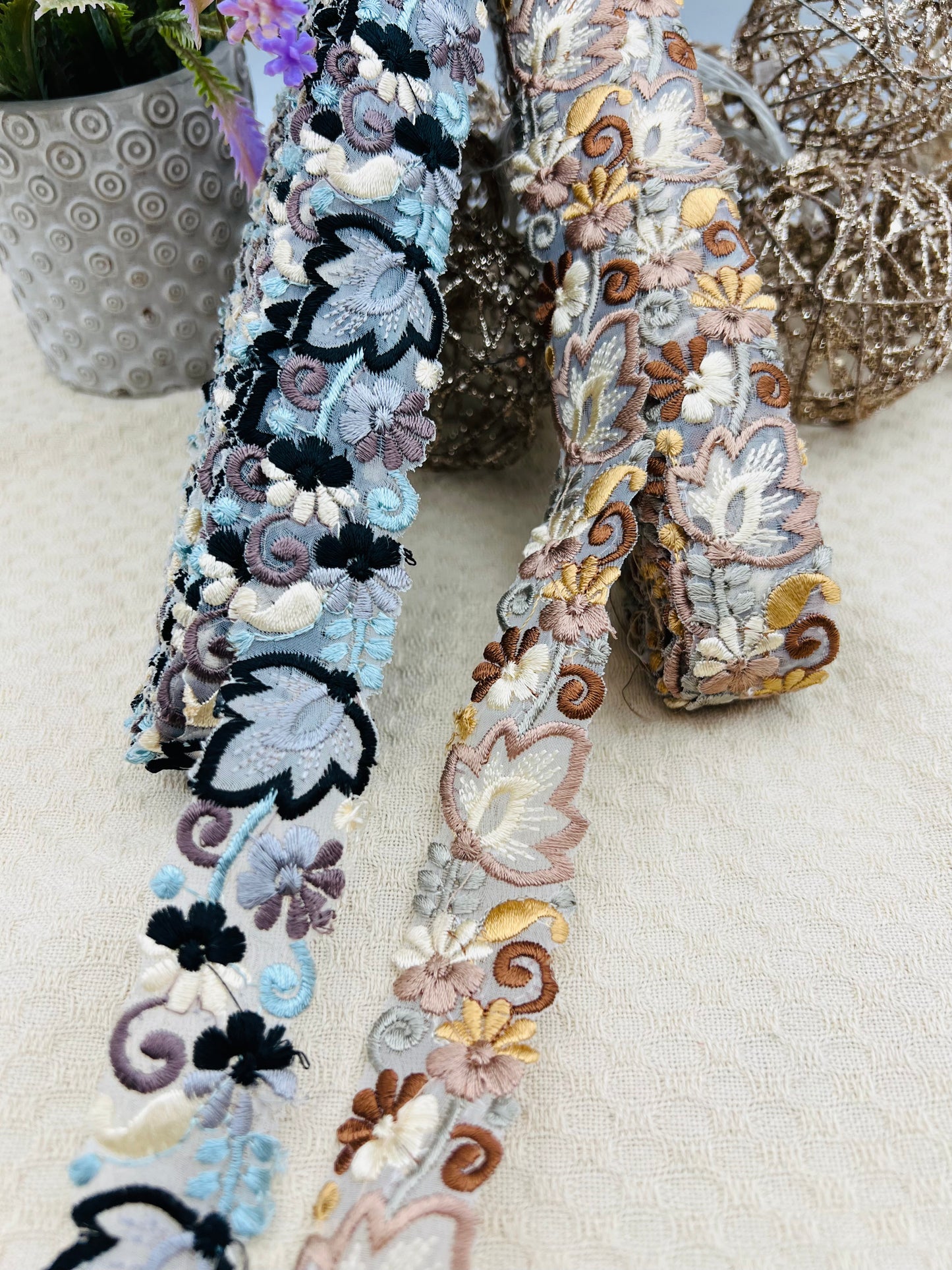 Galon fin Brodé Fleurs en Relief – Bleu Gris ou Beige